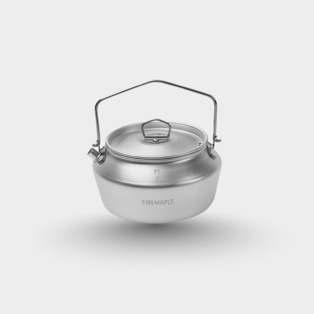 Silver camping kettle with handle on a white background, featuring the Firemaple brand. #color_0.8L